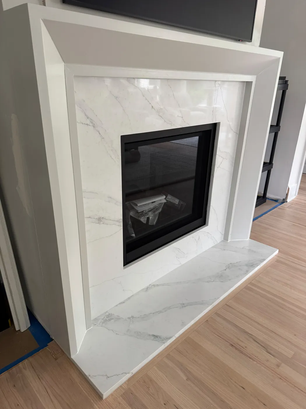 Recubrimiento de chimenea en cuarzo blanco por Easy Countertops