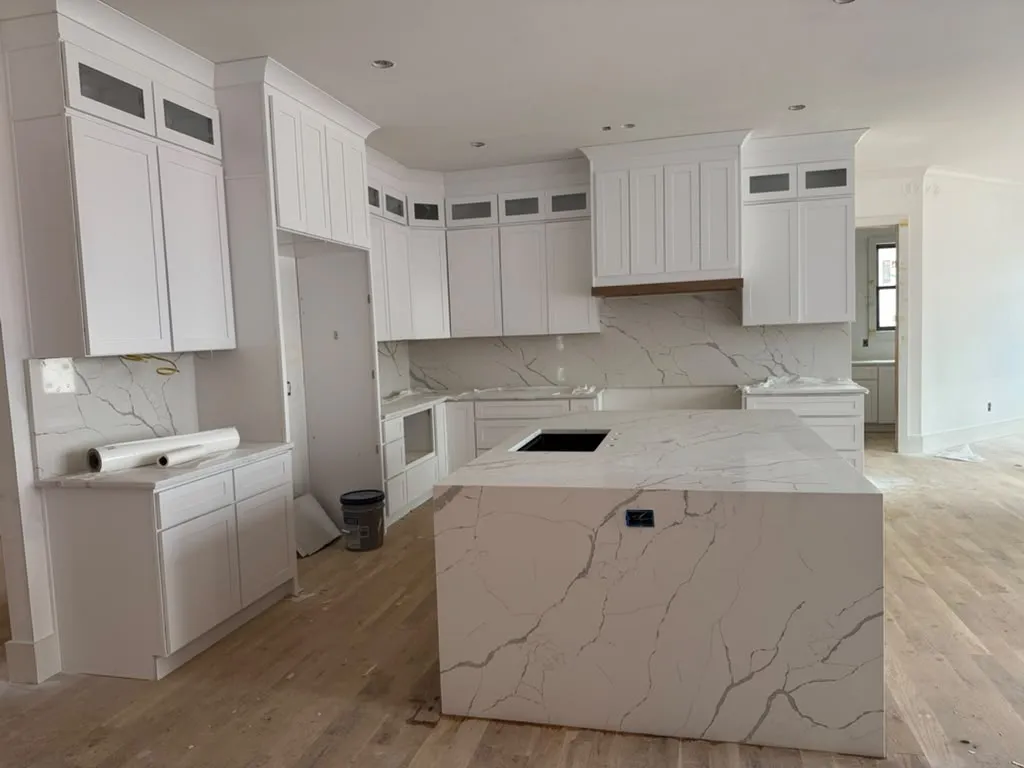 Cocina blanca con isla de cuarzo por Easy Countertops